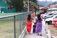 Guaymies-Indianer Frauen unterwegs